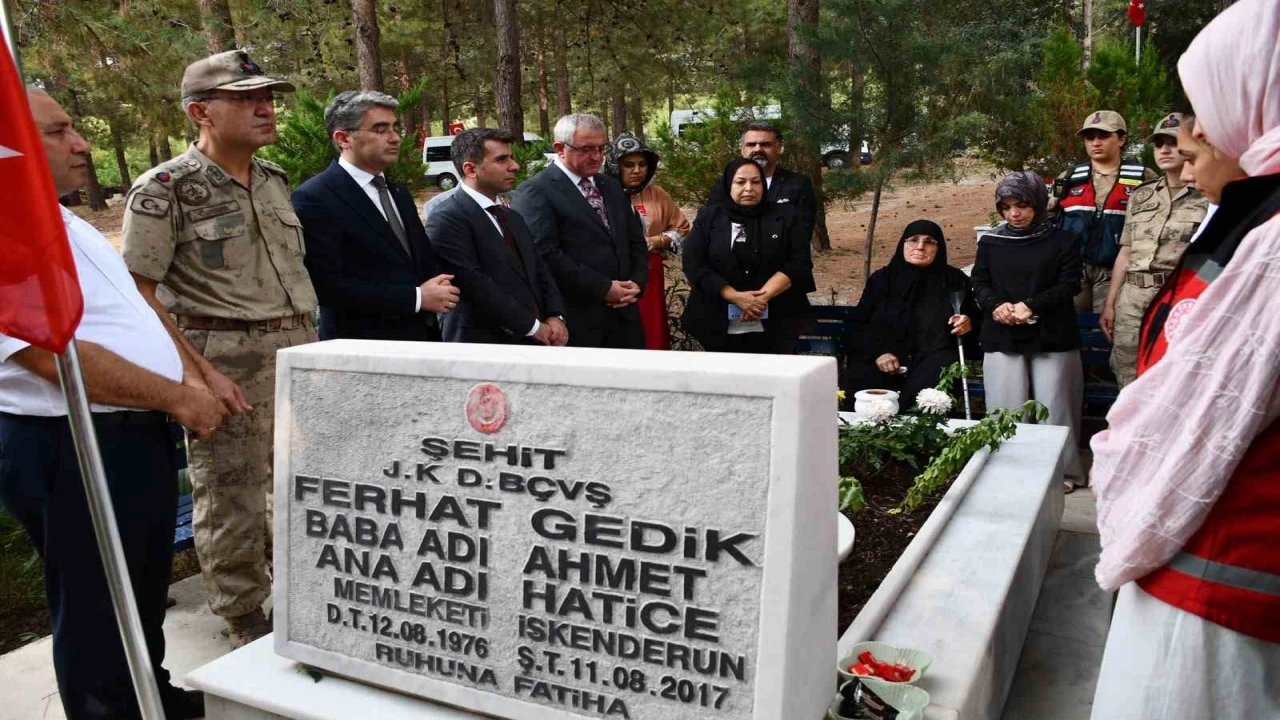 Şehit Başçavuş Ferhat Gedik mezarı başında anıldı