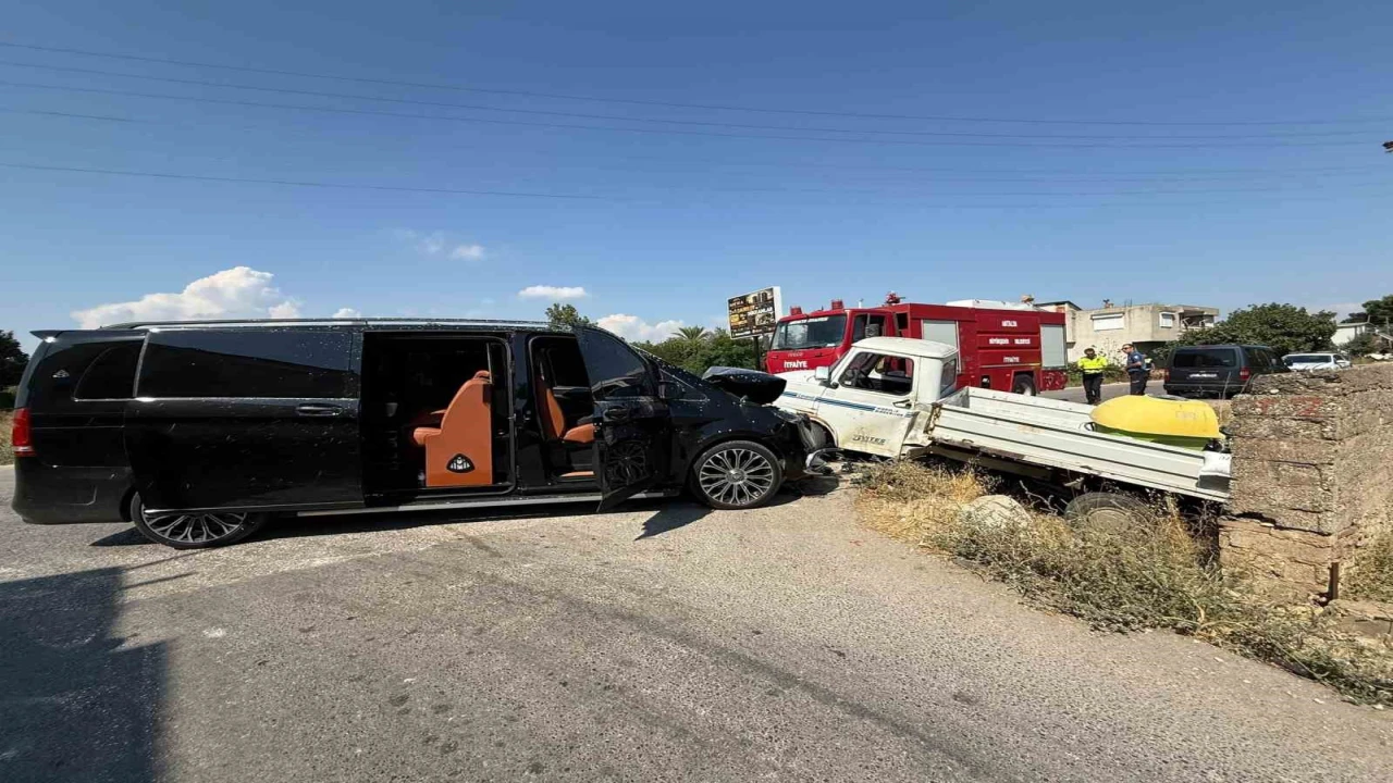 Serikte VIP minibüs ile kamyonet çarpıştı: 1 yaralı