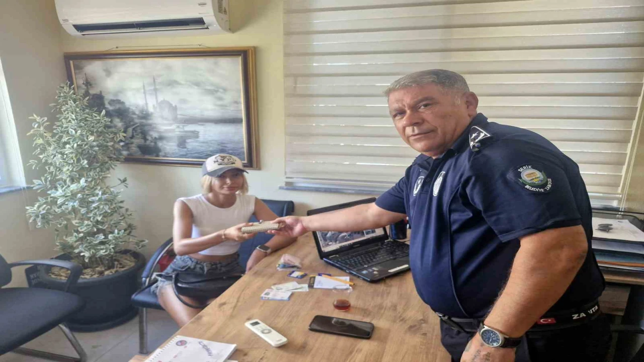 Serikte zabıta ekipleri buldukları kayıp çantayı sahibine teslim etti