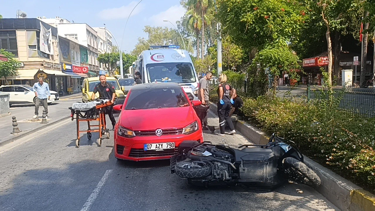 Şerit değiştiren otomobil, motosiklete arkadan çarptı