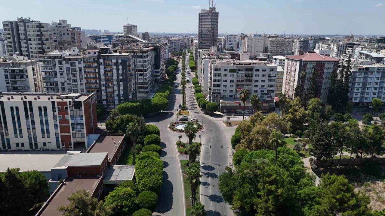 Sıcak hava Adananın simge noktalarını sessizliğe bürüdü