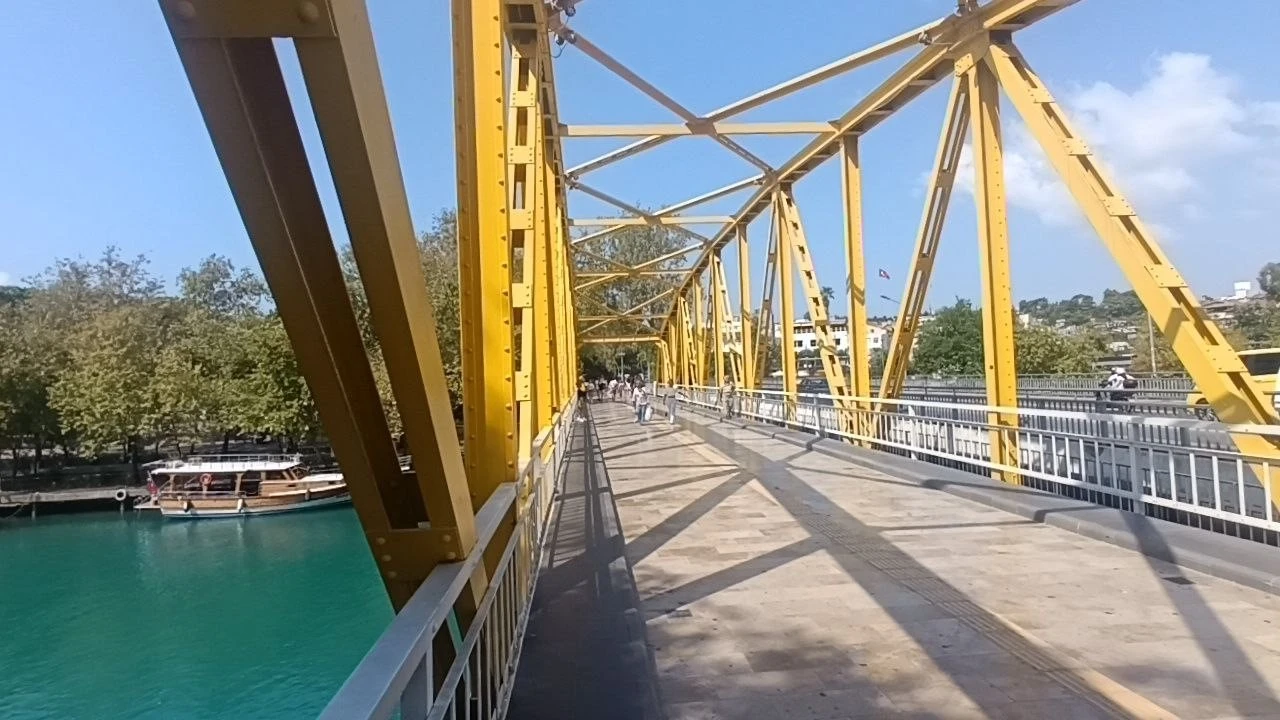 Sıcaktan bunalan çocukların Manavgat Irmağında tehlikeli serinliği
