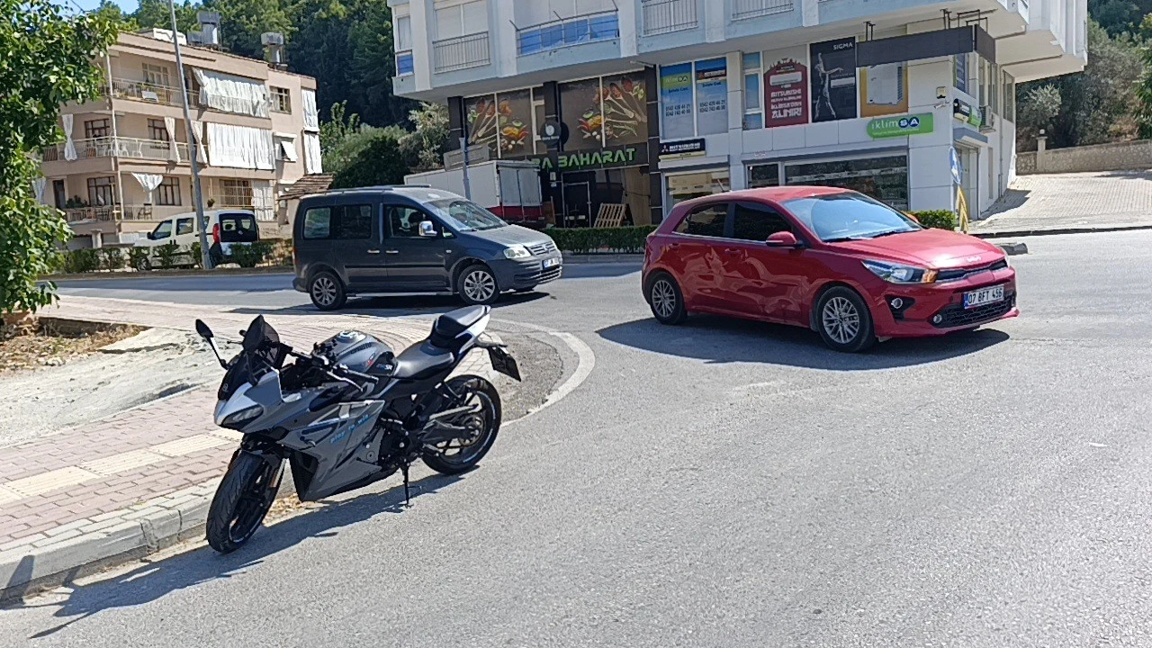 Sokağa dönmek isteyen otomobile motosiklet çarptı: 1 yaralı