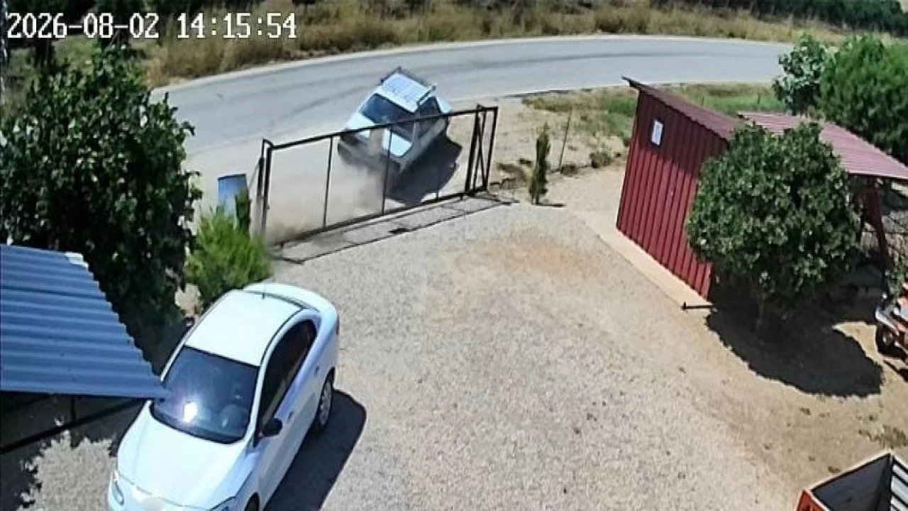 Takla atan otomobil güvenlik kamerasına yansıdı: Aynı aileden 2 kişi yaralandı, 3 çocuk kurtuldu