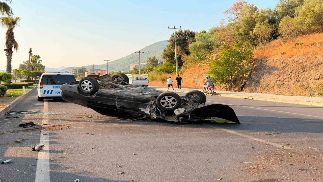 Takla atan otomobil palmiye ağacına çarptı: 1 yaralı
