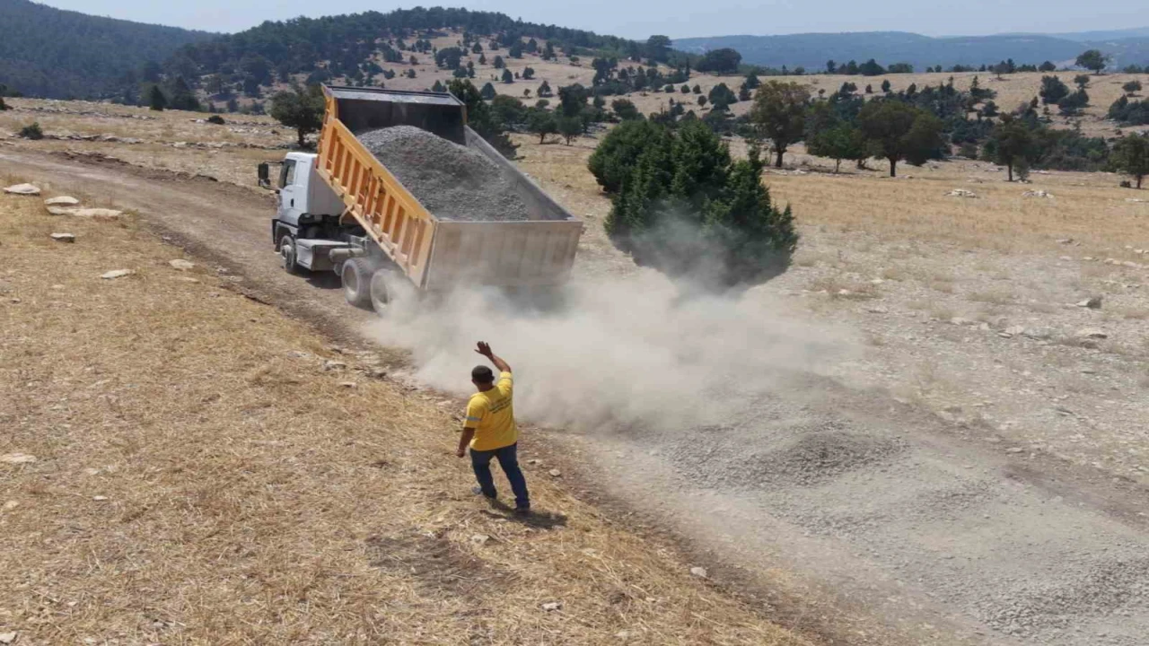 Tarsusta kırsal mahallelerde yol çalışmaları sürüyor