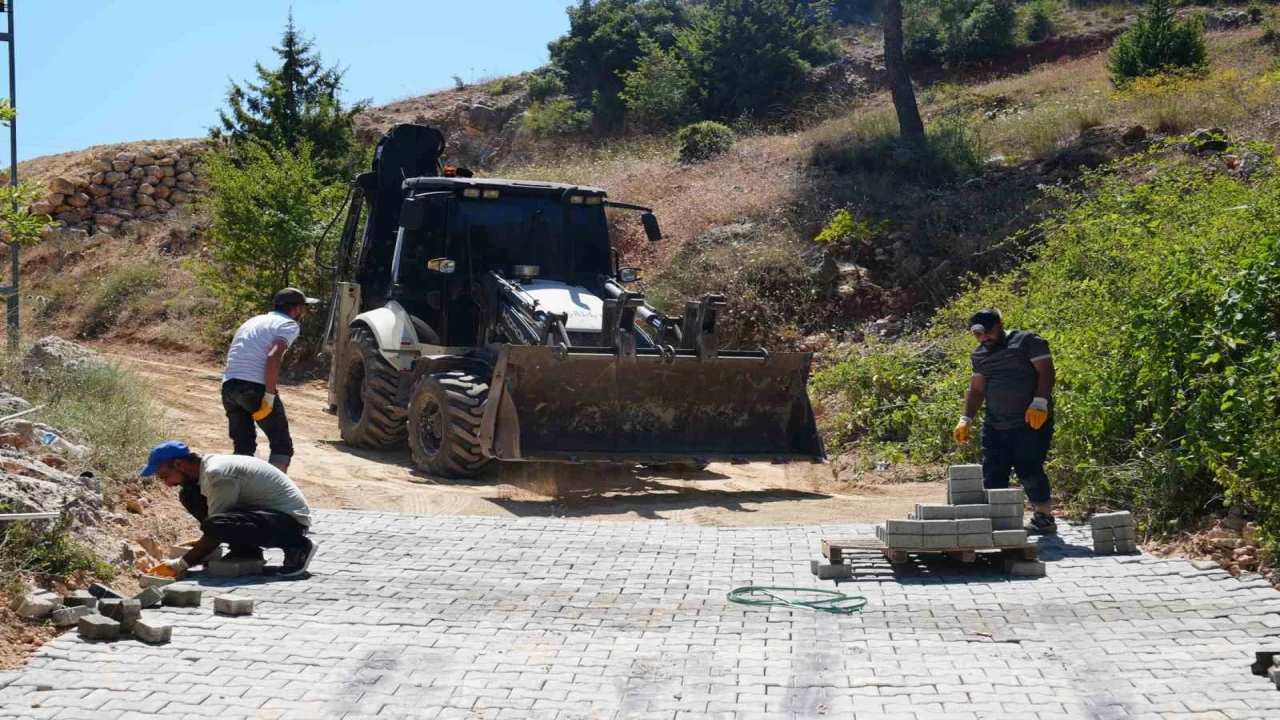 Tarsusta kırsal mahallelerin yolları parkeyle yenileniyor