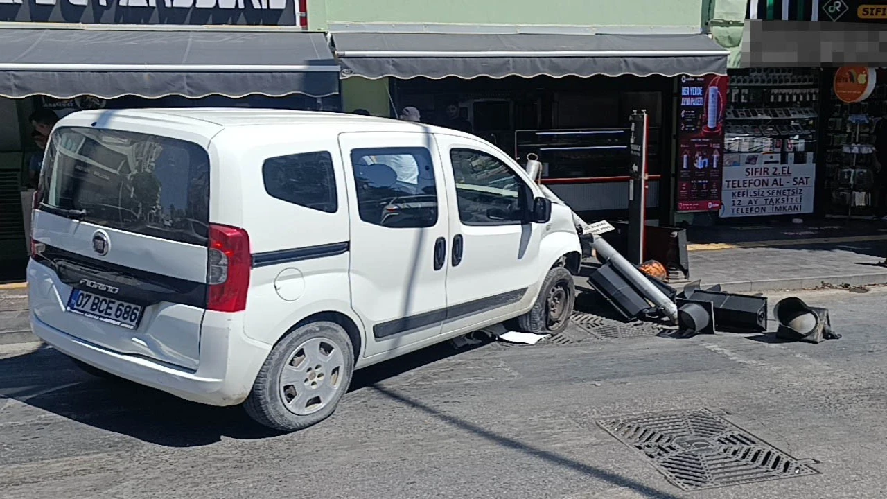 Ticari taksiyle çarpışan hafif ticarinin iş yerine girmesini trafik lambaları önledi