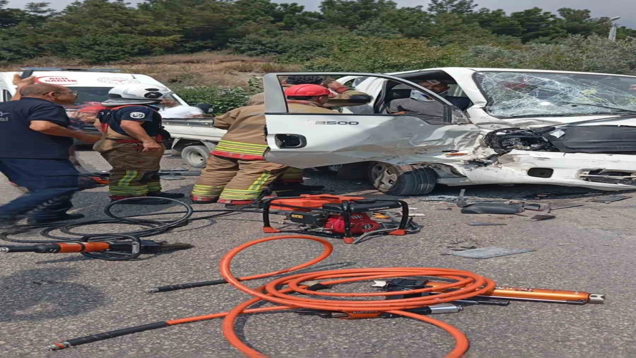 Tırla çarpışan kamyonet hurdaya döndü: 3 yaralı