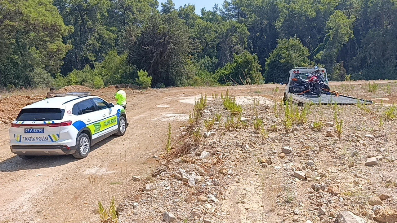 Trafik uygulamasını görünce motosikletini ormanlık alana bırakıp kaçtı, cezadan kaçamadı