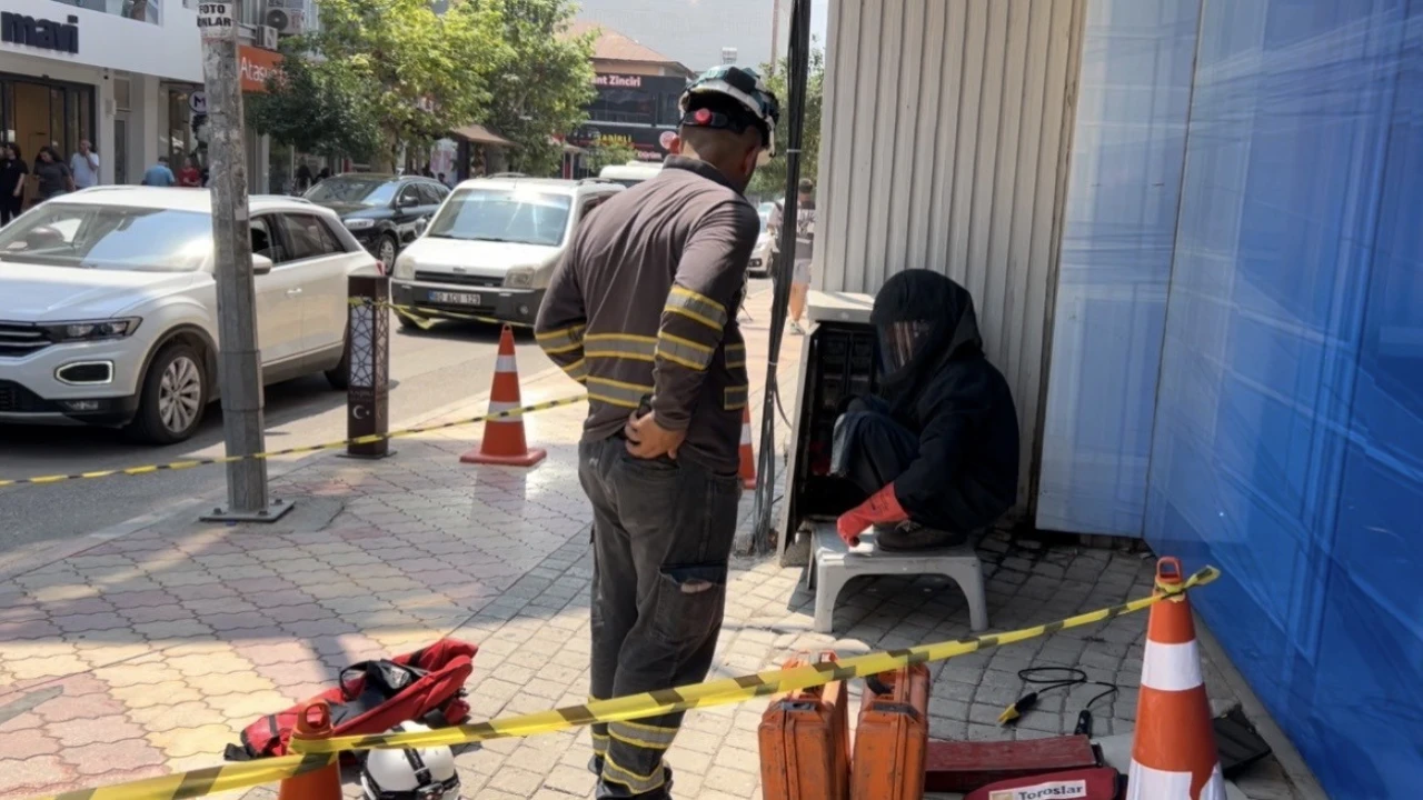 Trafoda yangın çıktı, vatandaşlar ATMden para çekmeye devam etti