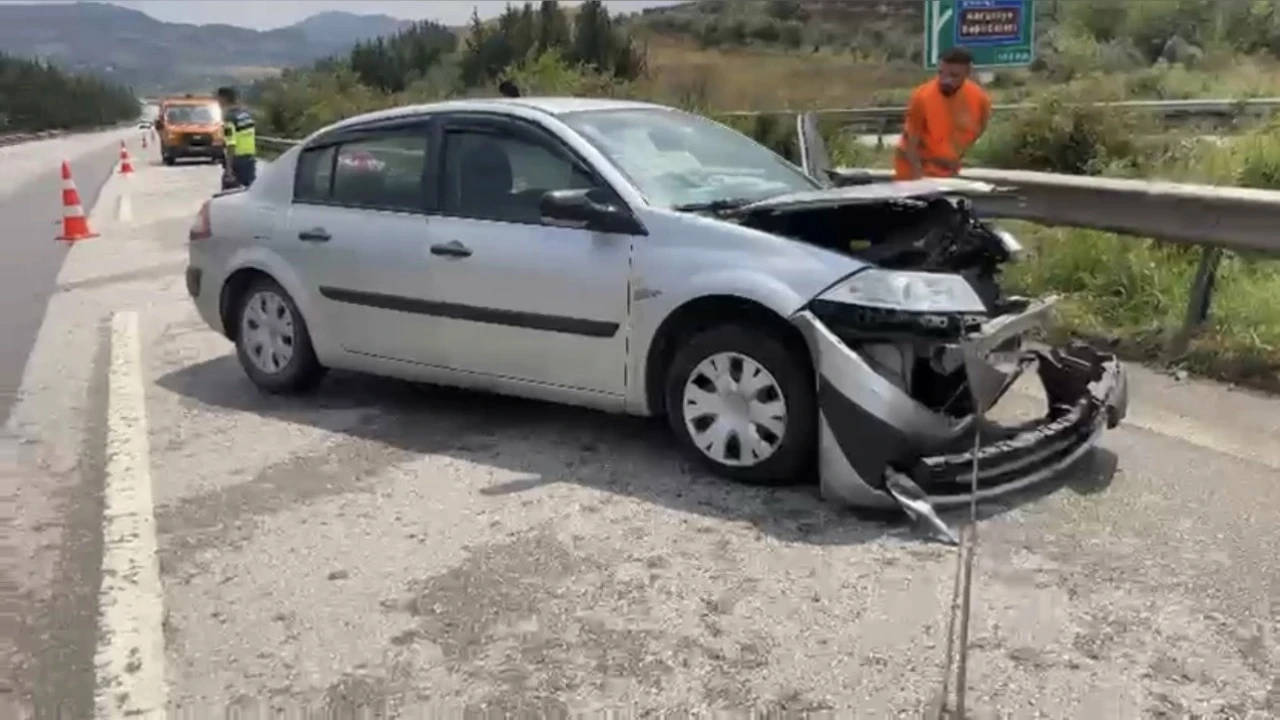 Yağışlı havada kontrolden çıkan otomobil bariyerlere çarptı: 4 yaralı