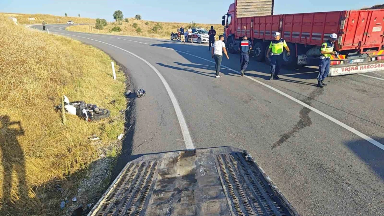Yalvaçta kamyonla çarpışan motosikletli, kaskı sayesinde kazayı ağır yaralanmadan atlattı