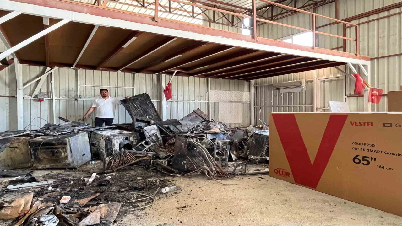 Yetkili servisin önündeki beyaz eşyalar ardı ardında patlayarak alevlere teslim oldu