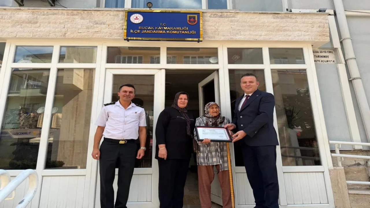 Yıllarca simit satarak kazandıkları evlerini jandarmaya bağışladı