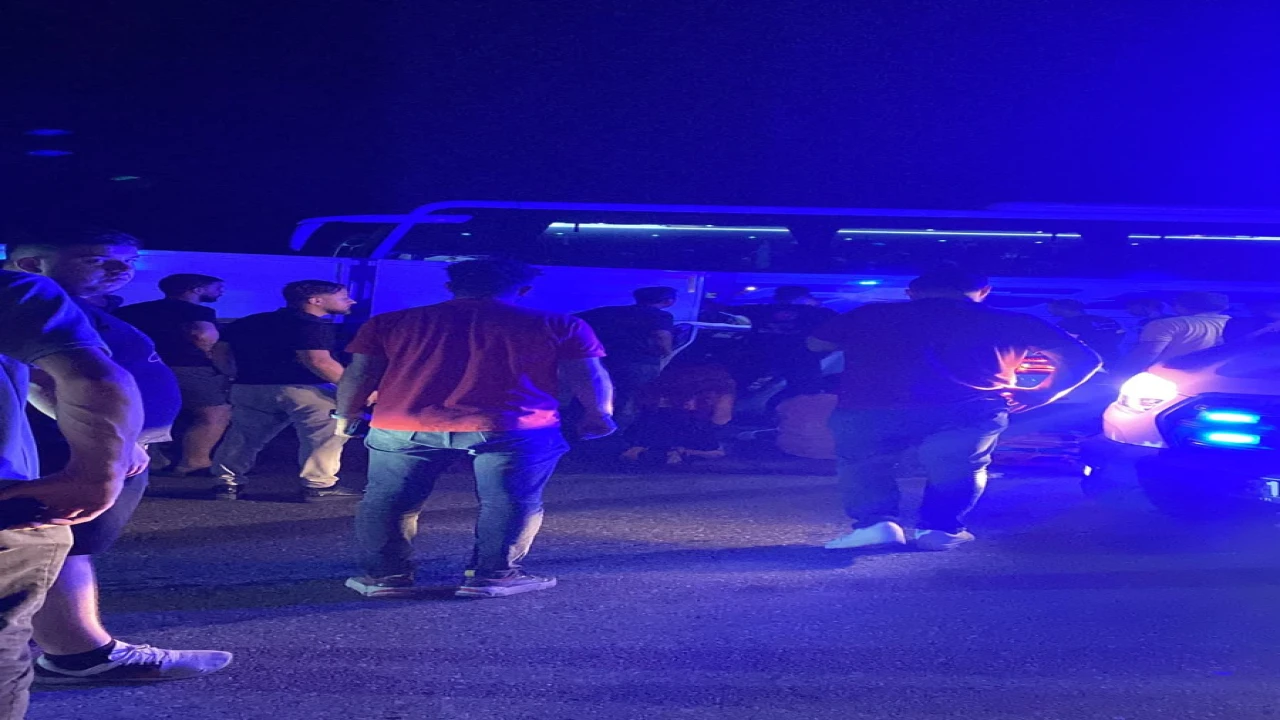 Yolcu otobüsü makaslayan tıra çarptı: 1 ölü, 5 yaralı