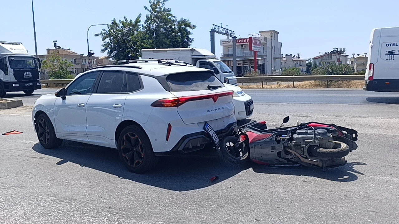 Yolda aniden duran araca motosiklet çarptı
