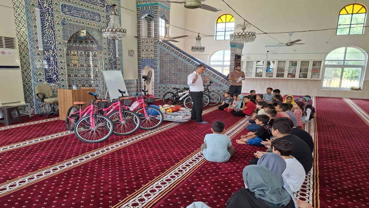 Yumurtalıkda Kuran kursunu tamamlayan öğrencilere hediye