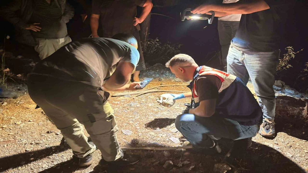 15 aydır kayıp şahsın kimliği ve kıyafeti ile 50 metre ilerisinde kafatası bulundu