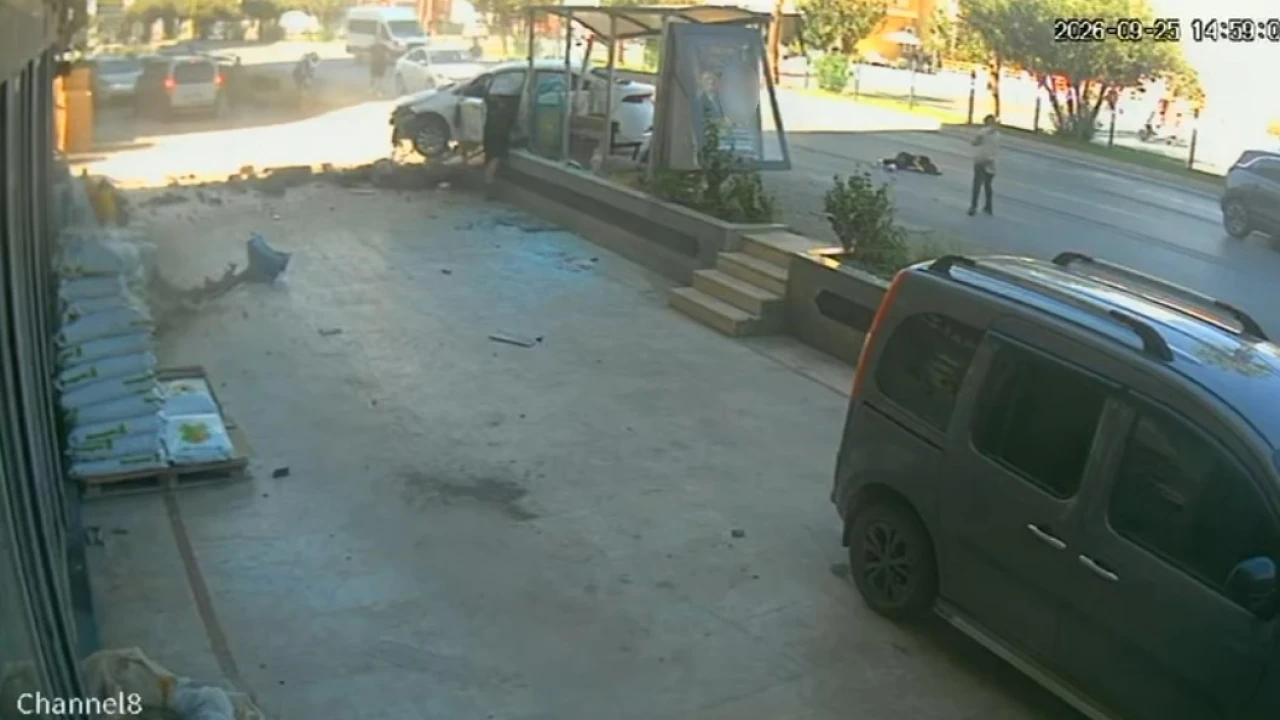 3 kişinin yaralandığı kazada parçalanan otomobilin direksiyonundan yürüyerek indi