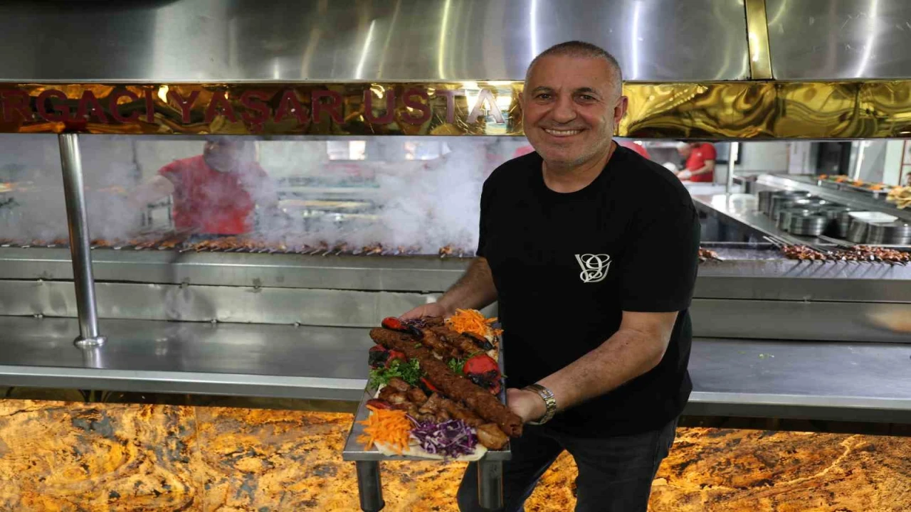 Adana Lezzet Festivalinde kebapçılar dumana hazırlanıyor
