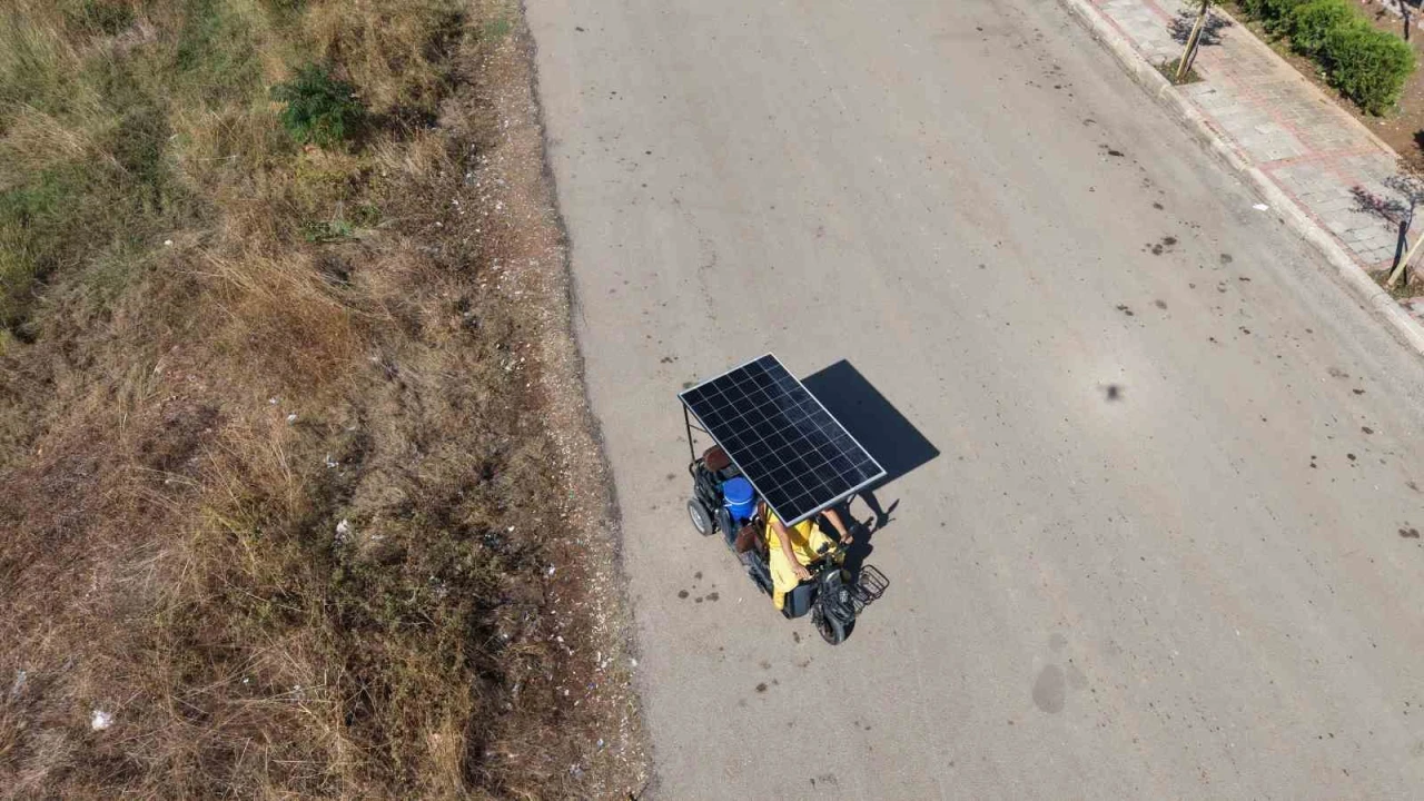 Adana sıcağını avantaja çevirdi: Dondurma sattığı motosikletine güneş paneli taktırdı