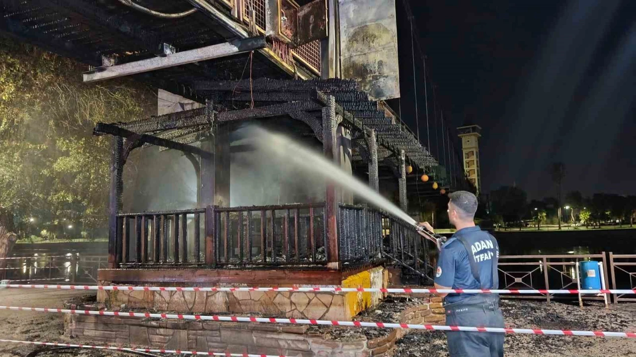 Adanada asma yaya köprüsünde yangın: 20 metrelik bölüm yandı