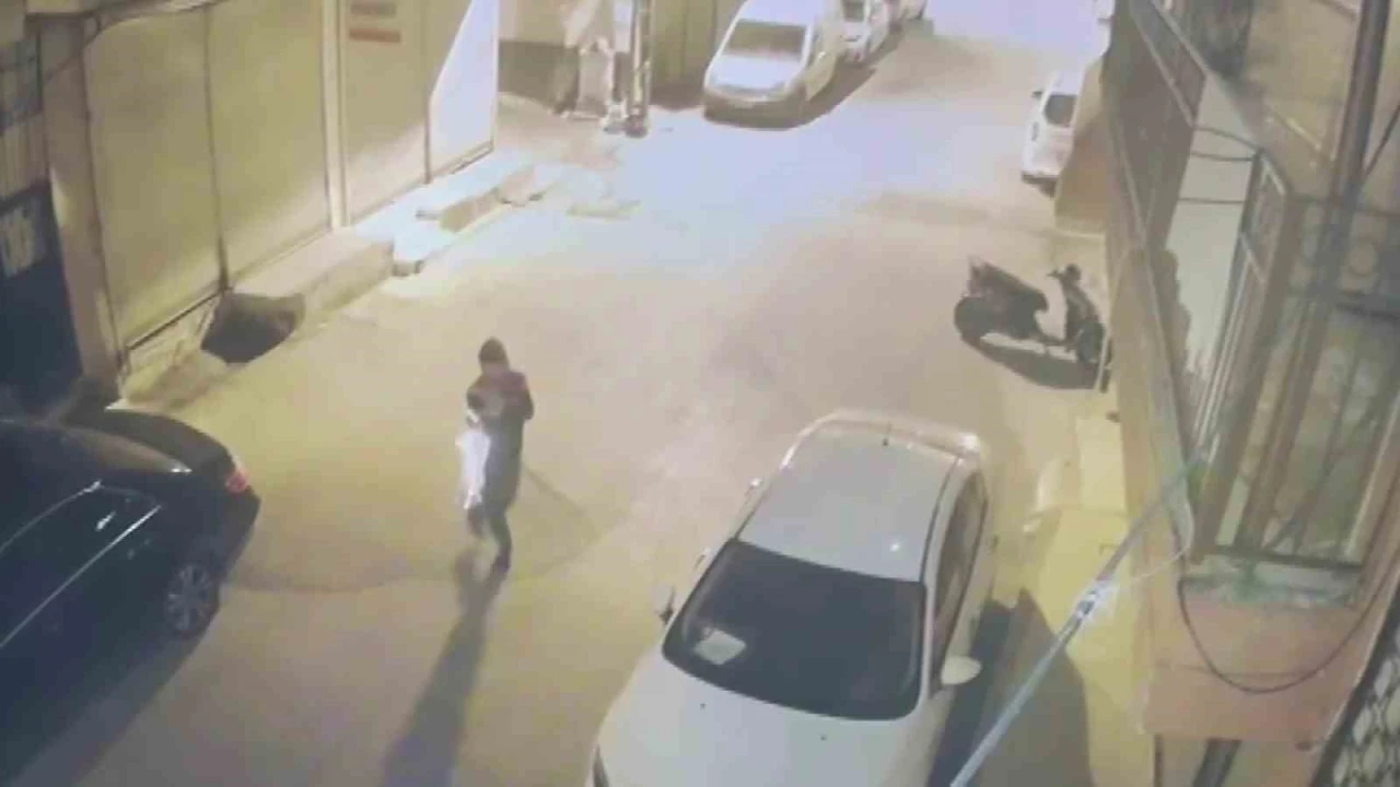 Adanada iki araca silahlı saldırı: Şüpheliler kameradan tespit edilip yakalandı