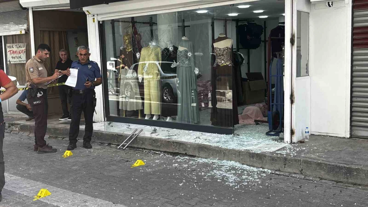 Adanada iş yerine silahlı saldırı: Cama 9 kurşun isabet etti