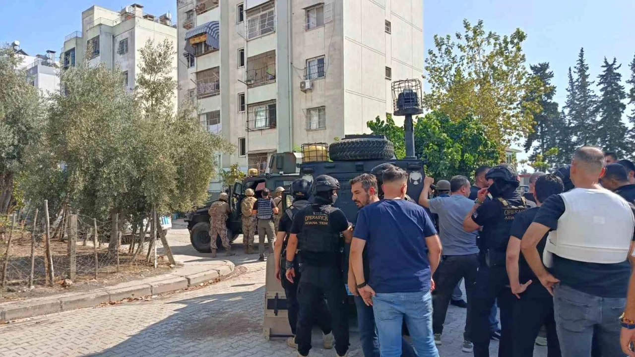 Adanada kesinleşmiş hapis cezası olan şahıs elindeki patlayıcıyla polise direniyor