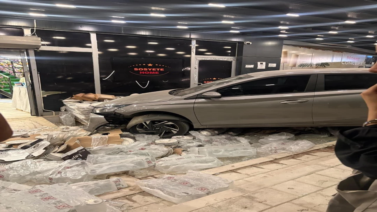 Adanada kontrolden çıkan iki otomobil peş peşe mağazaya girdi: 2 yaralı