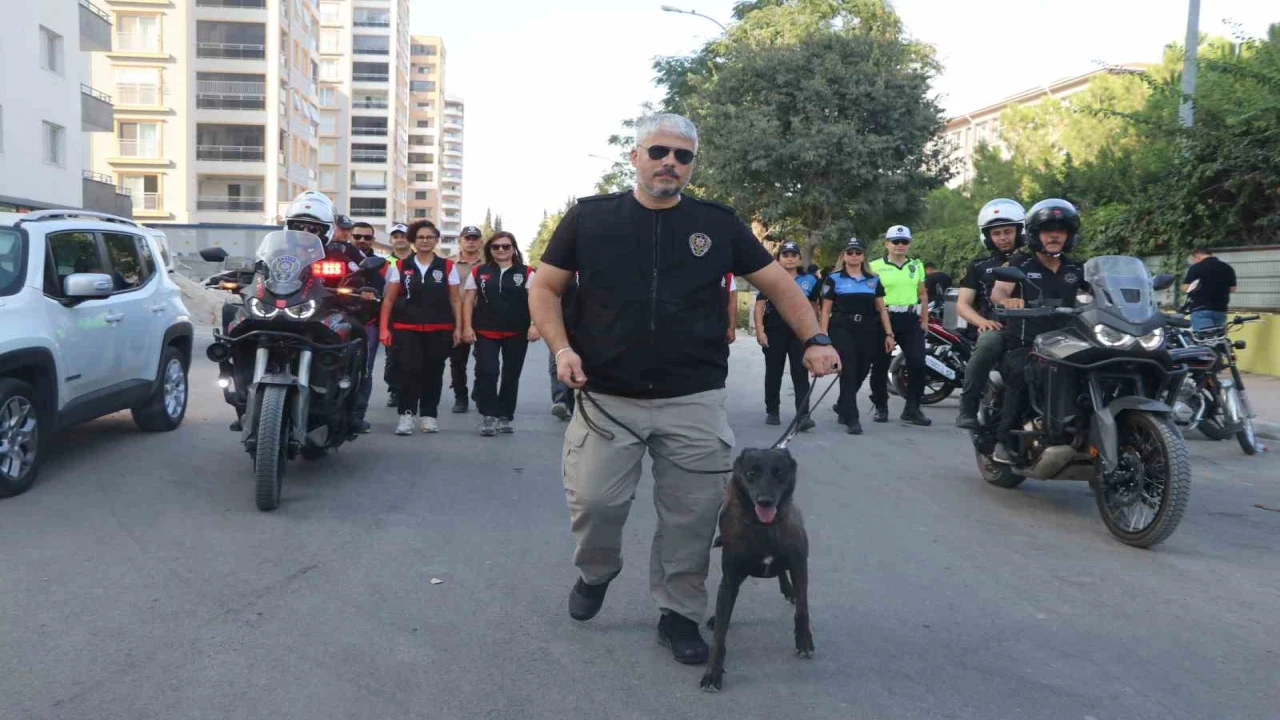 Adanada okulların ilk gününde polisten güvenlik uygulaması