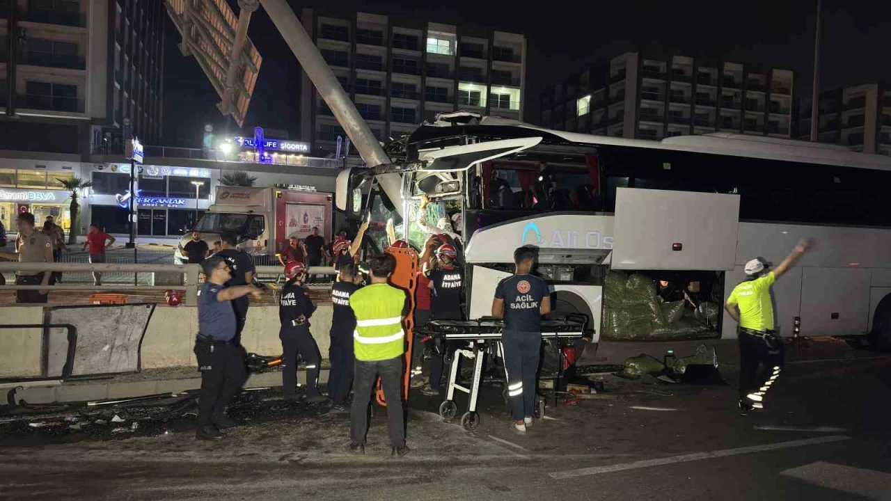 Adanada yolcu otobüsü alt geçit duvarına çarptı: 11 yaralı