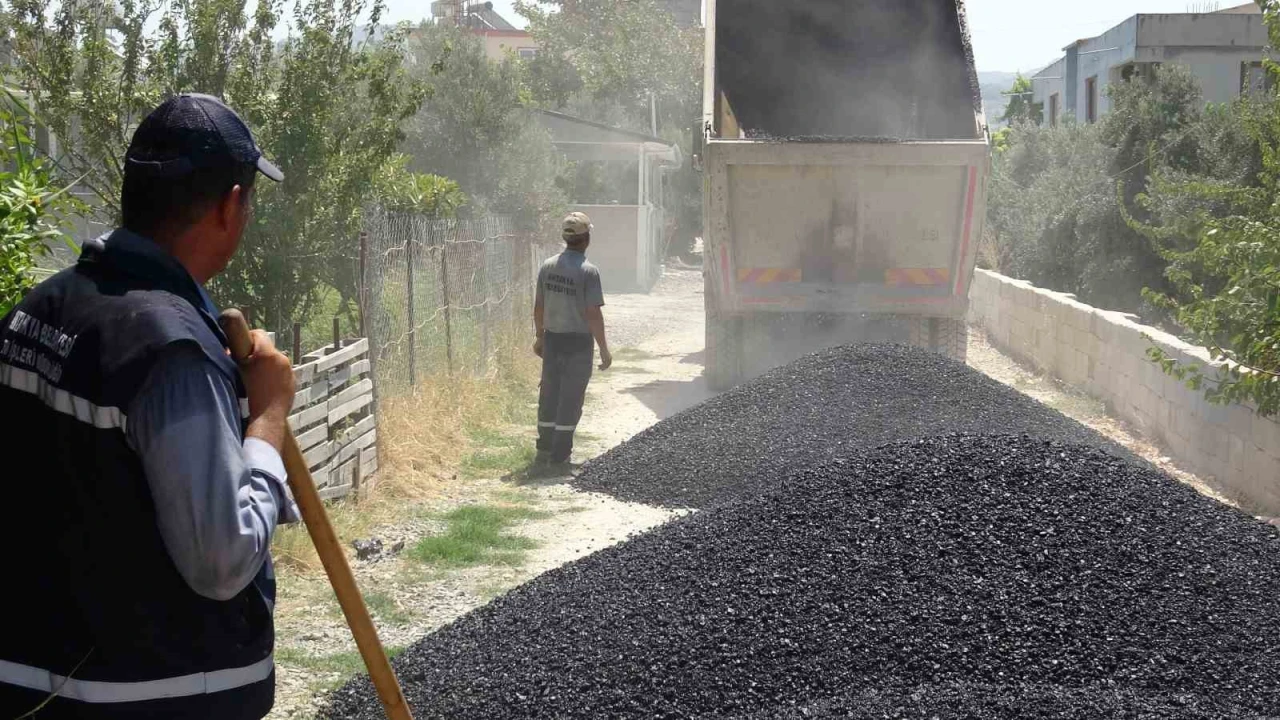 Adım attıkları yerden alev çıkan asfalt işçileri zorlu mesaiyi kavurucu sıcakta sürdürüyor