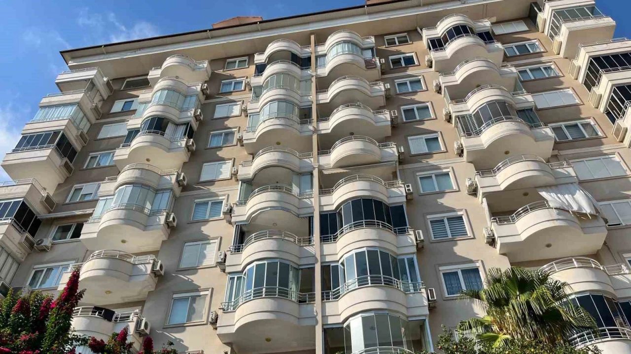 Alanyada daireden gelen duman ekipleri alarma geçirdi