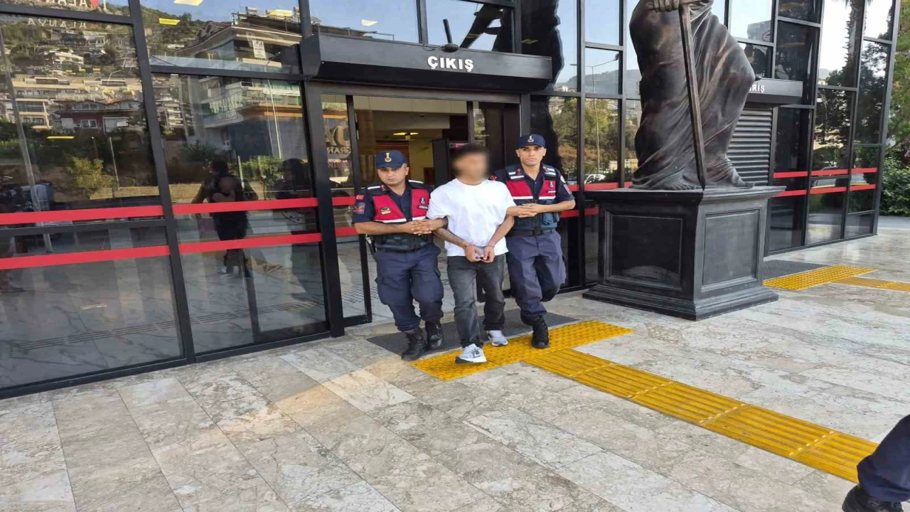 Alanyada polise silah doğrultan şüpheli tutuklandı