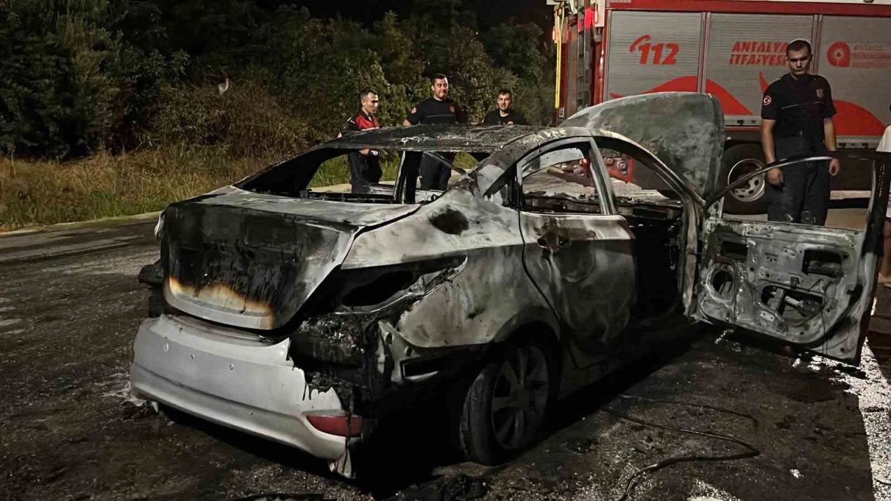 Alanyada seyir halindeki otomobil alevlere teslim oldu