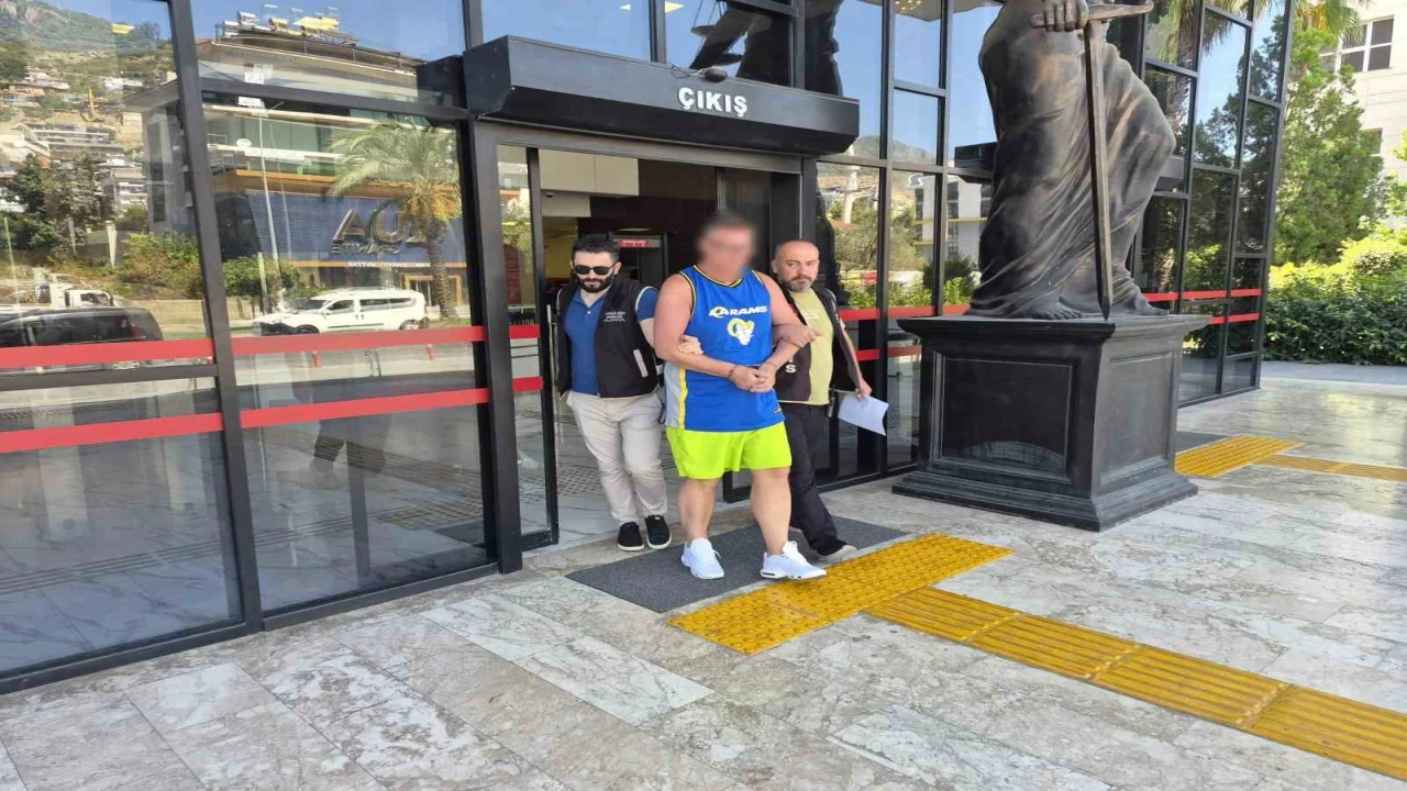 Alanyada Türk bayrağına tüküren İngiliz turist tutuklandı