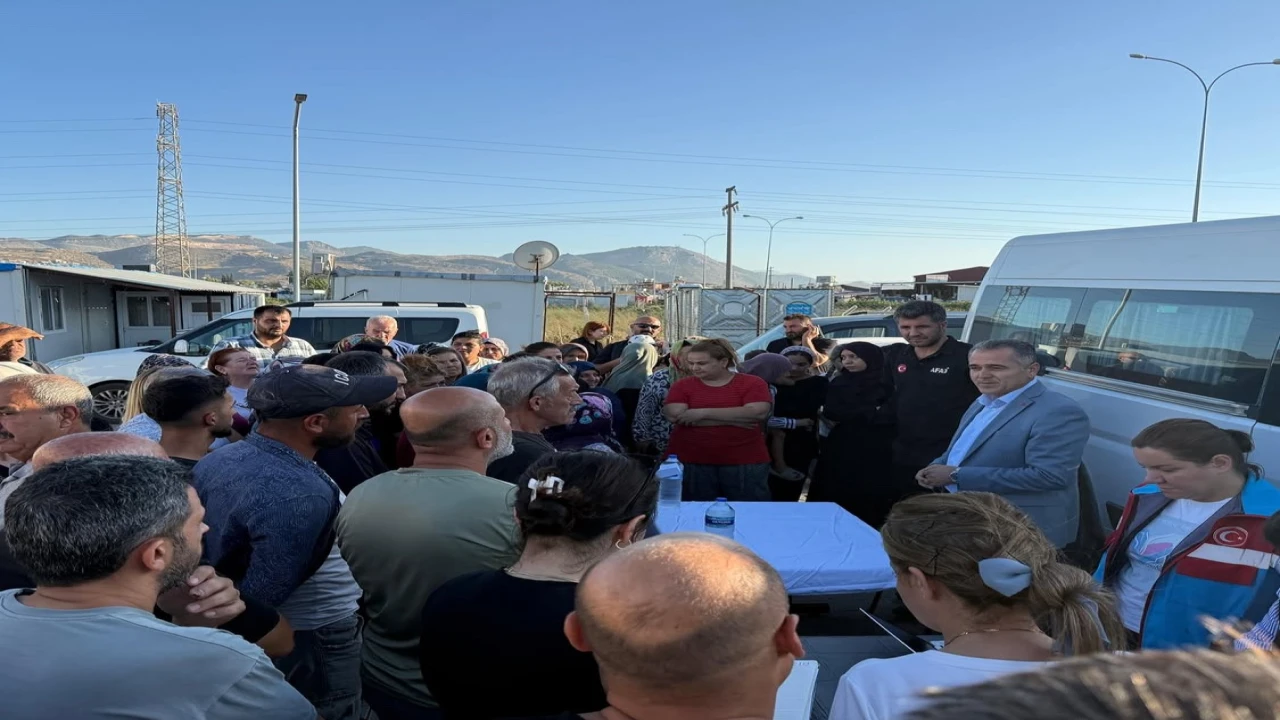 Antakyada konteynerde yaşayan depremzede vatandaşlara tahliye süreci anlatıldı
