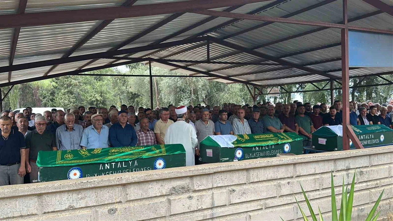 Antalya aile faciasında hayatını kaybedenler yan yana defnedildi, cenazede gözyaşları sel oldu