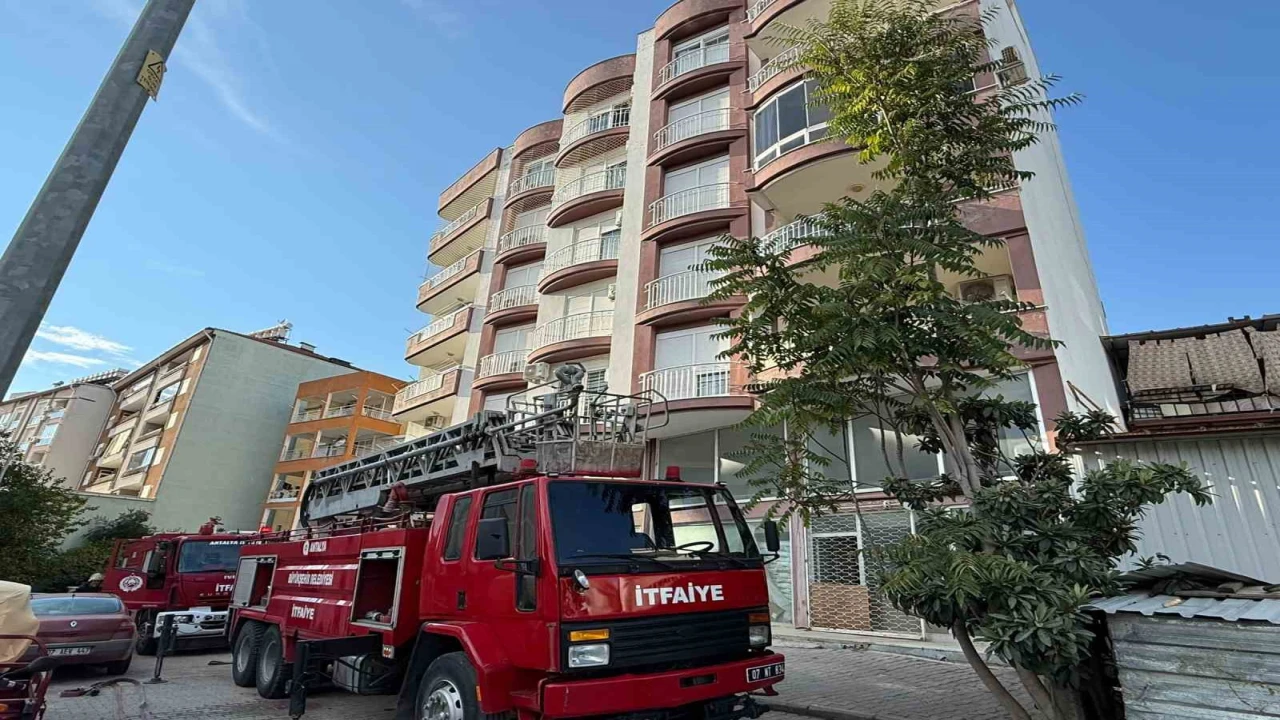 Antalyada balkonda çıkan yangın korkuttu