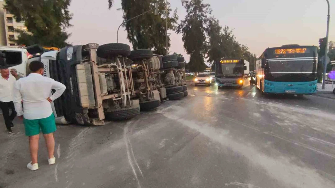 Antalyada beton mikseri devrildi: 1 yaralı