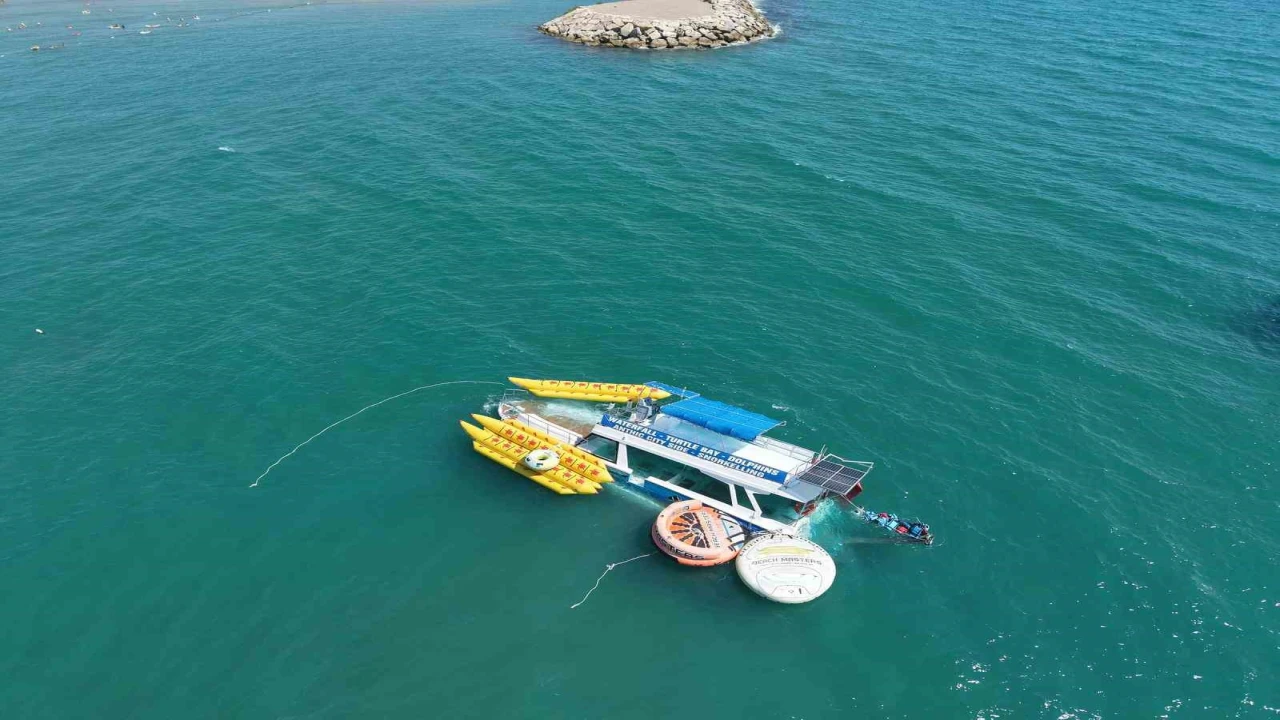 Antalyada günübirlik turist taşımacılığı yapan boş tekne batma tehlikesi geçirdi
