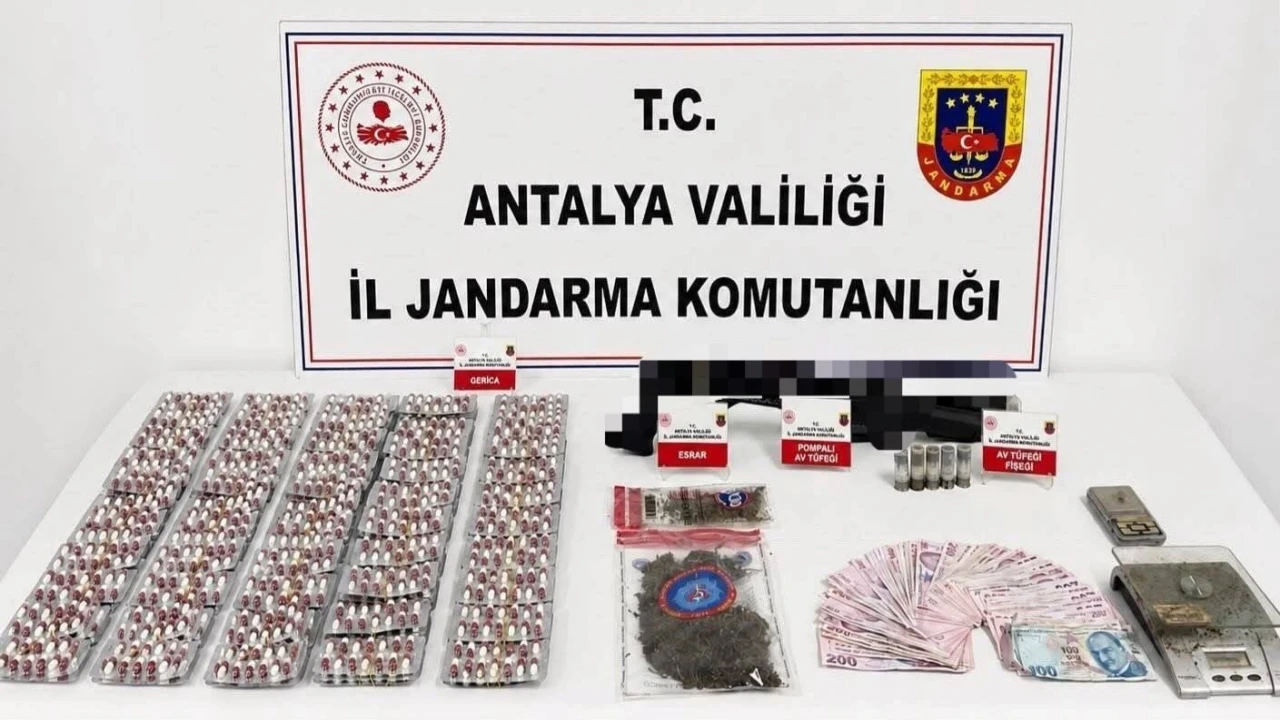 Antalyada iki ilçede uyuşturucu operasyonu: 6,8 kilo skunk ele geçirildi