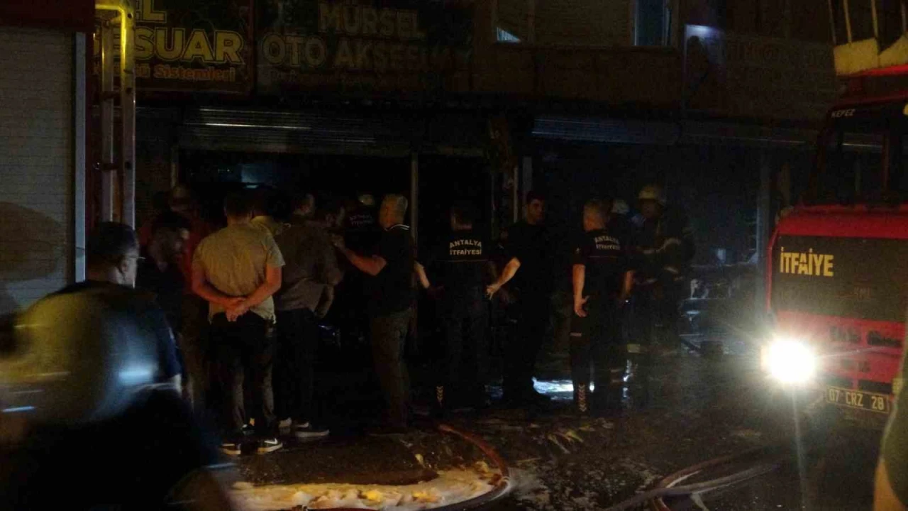 Antalyada iki iş yerinde yangın: Alevler üst kattaki eve de zarar verdi