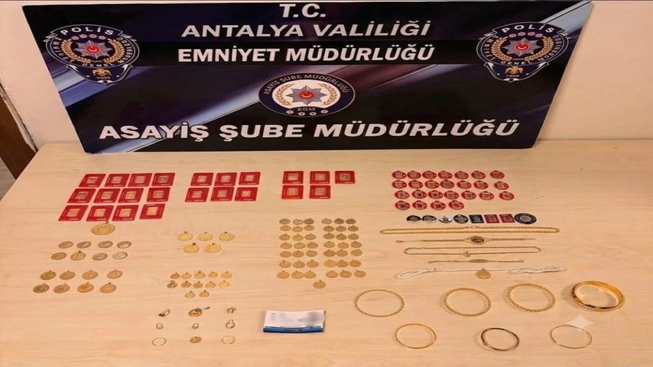 Antalyada kendisini komiser olarak tanıtıp 3 milyon TLlik ziynet eşyası dolandırdılar