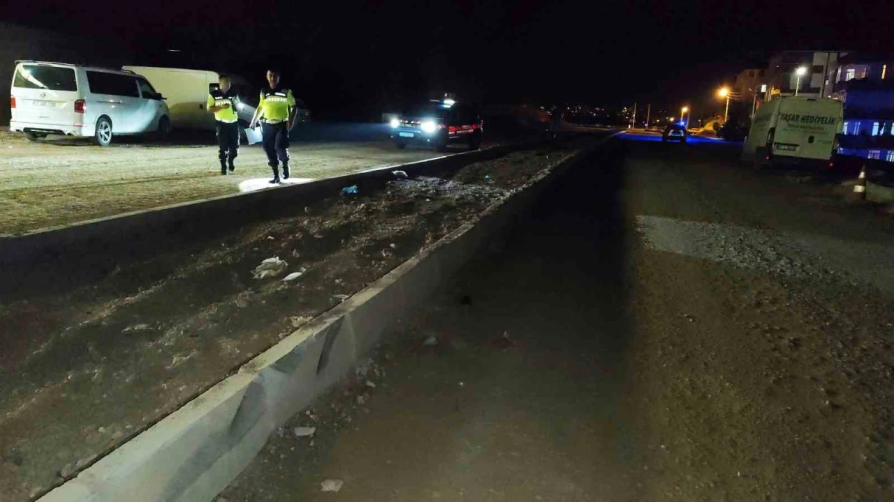 Antalyada kontrolden çıkan otomobil refüje çarptı: 1 yaralı