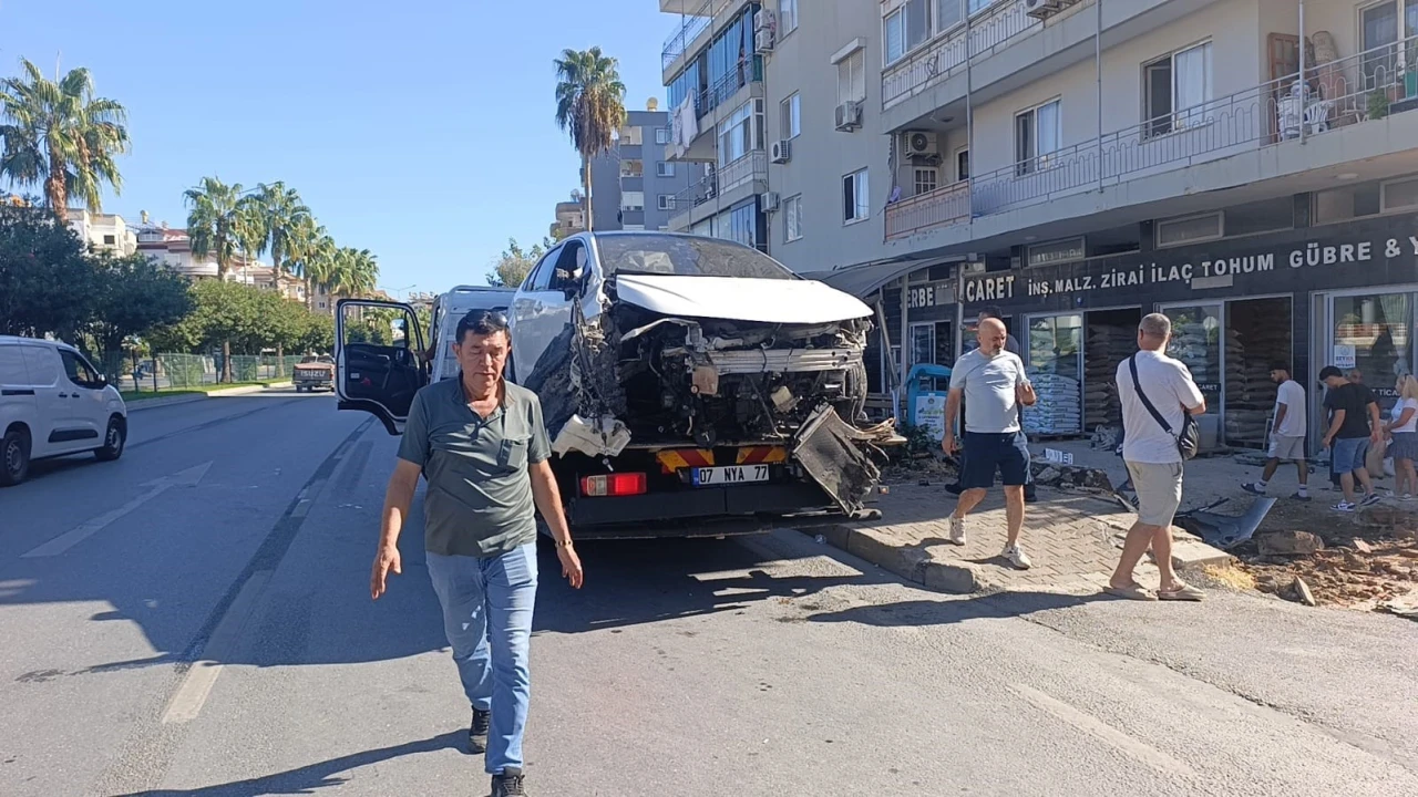 Antalyada otomobil önce yayaya çarptı ardından otobüs durağına daldı: 3 yaralı