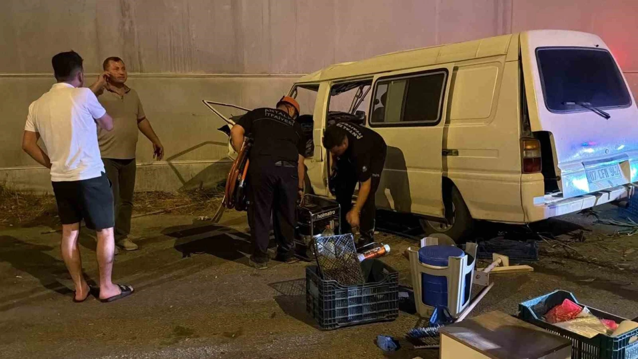 Antalyada panelvan kontrolden çıktı: 1 yaralı