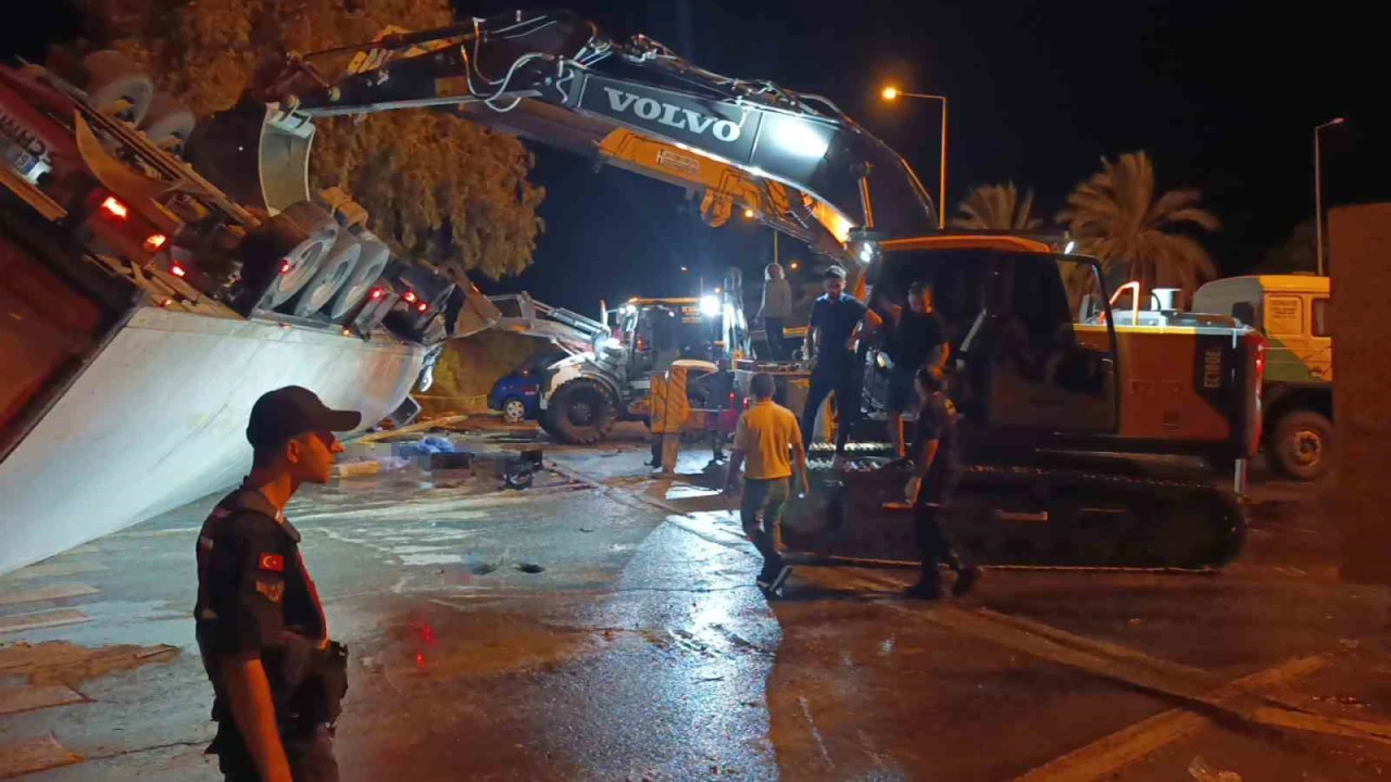 Antalyada tır devrildi: Durakta bekleyen 2 kişi hayatını kaybetti